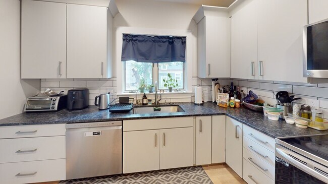 Building Photo - 806 Sylvan Ave