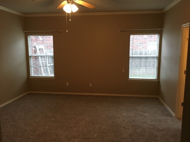 Building Photo - 4201 W Kent St