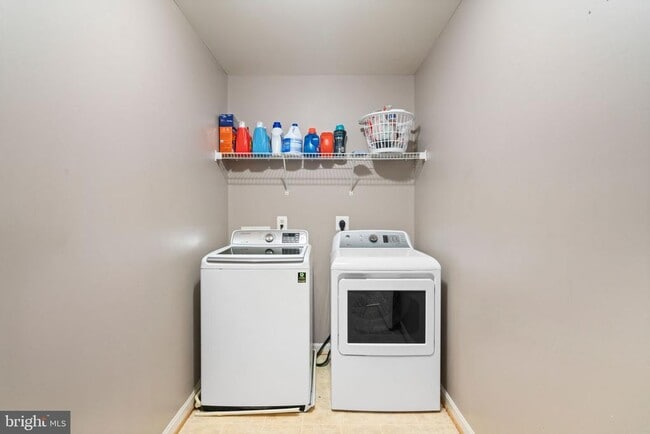 Building Photo - 523 Windermere Drive