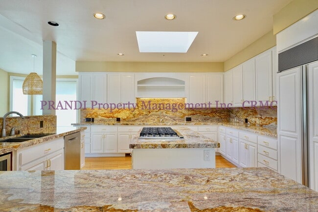 Building Photo - Exclusive Home in Gated Community!