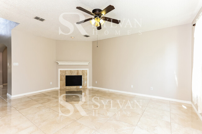 Building Photo - Make this spacious 4 Bd 2 Bath Yours Today