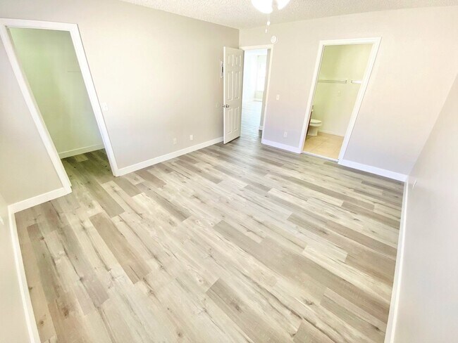 Building Photo - BEAUTIFUL 2 BED 2 BATH SECOND FLOOR CENTRAL LAS VEGAS CONDO