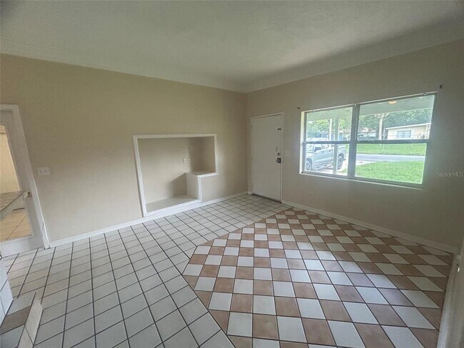 Building Photo - 127 Country Club Dr