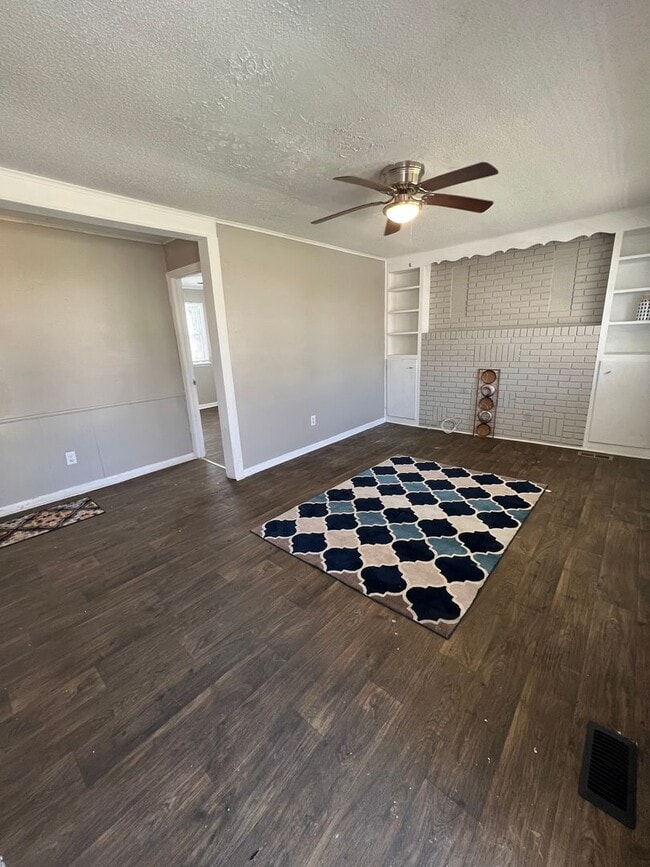 Building Photo - COMING SOON! 3 BEDROOM HOUSE!  DEPOSIT-FREE Renting option thru OBLIGO! Deposit Alternative avail...
