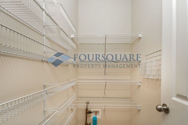 Building Photo - Townhome | 3rd Floor Bonus Room | Fenced Y...