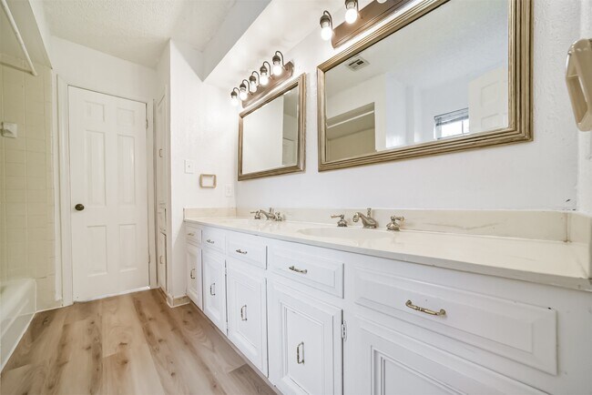 Building Photo - 15738 Fleetwood Oaks Dr