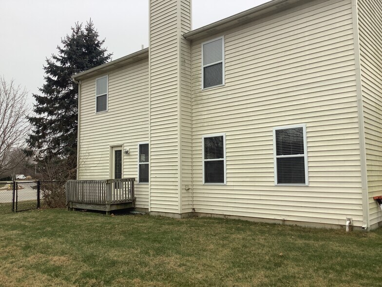 Building Photo - 18690 Round Lake Rd