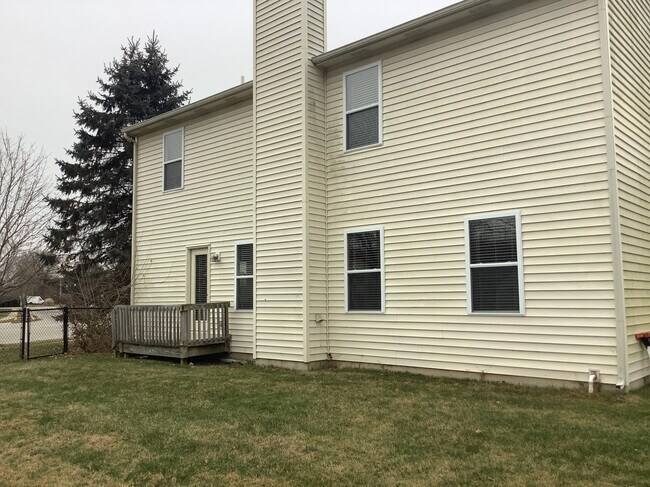 Building Photo - 18690 Round Lake Rd