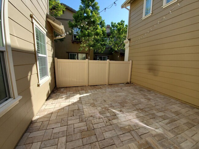 Building Photo - Spacious 4 Bedroom 3 Bath Two Story Riverp...