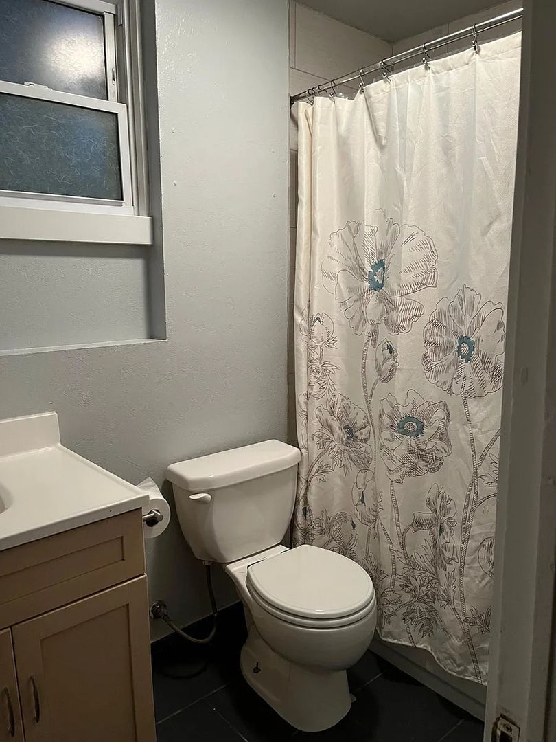 Building Photo - 715 E High St