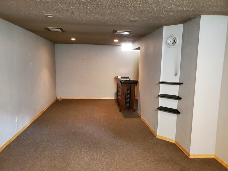 Building Photo - 212 Brown St W