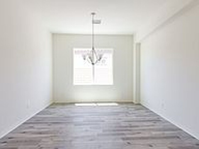 Building Photo - AVAILABLE NOW! BEAUTIFUL, 2 Bed/2 Bath plu...