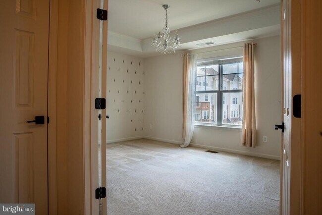 Building Photo - 42243 Canary Grass Square
