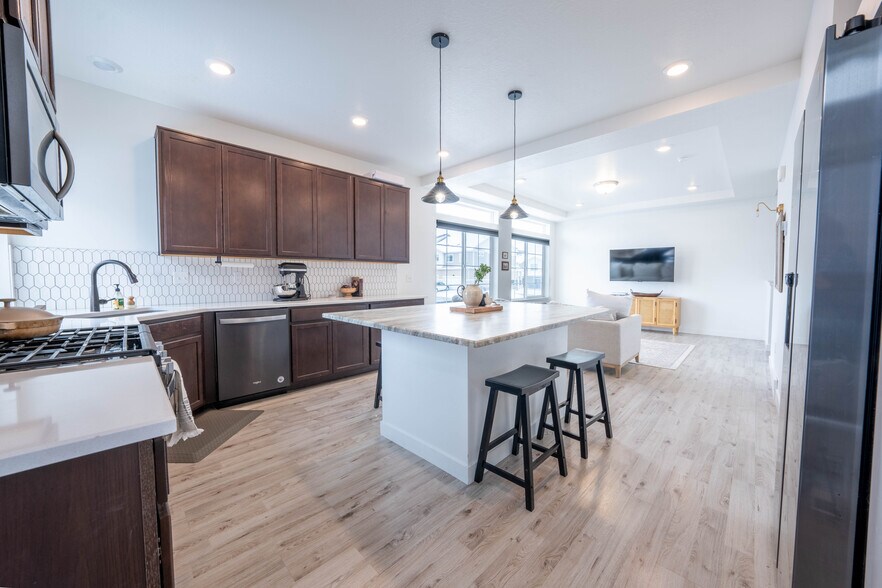 Building Photo - 4279 W Bromwell Ct