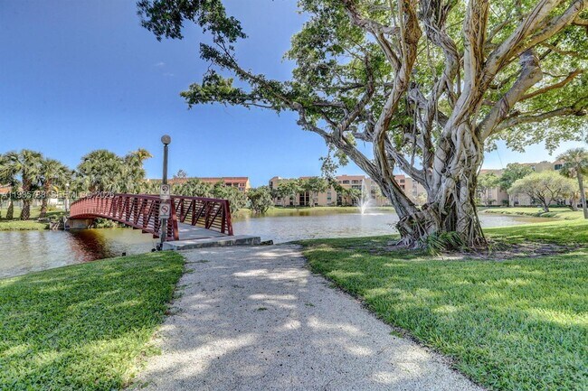 Building Photo - 950 Egret Cir