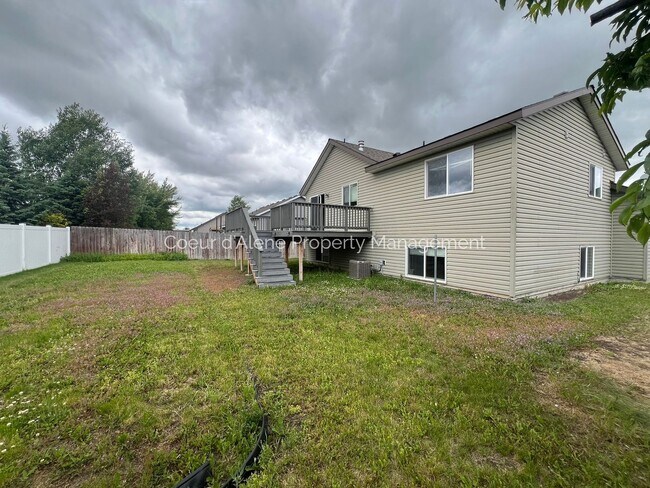 Building Photo - 3 bed house w/ family room in The Landings!