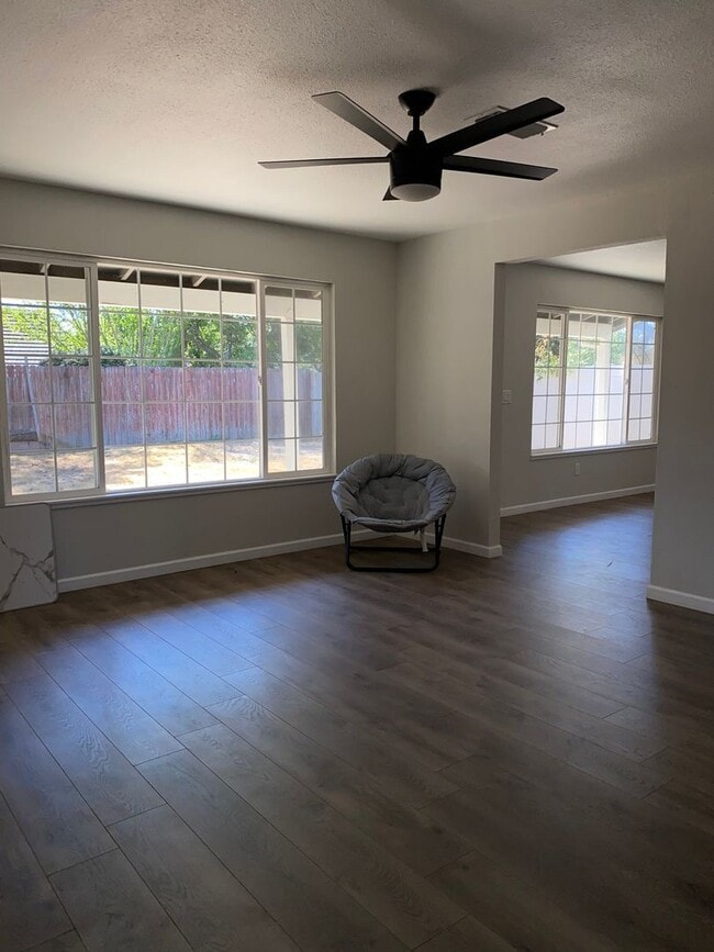 Building Photo - All Freshened Up and Waiting!