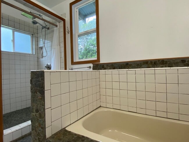 Building Photo - Private Hideaway on 1 Acre -Hawaiian Paradise Park