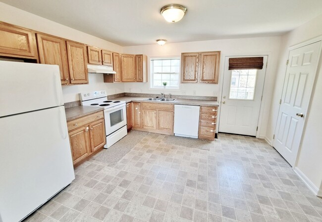 Building Photo - 2 Bed / 1-1/2 Bath Townhome