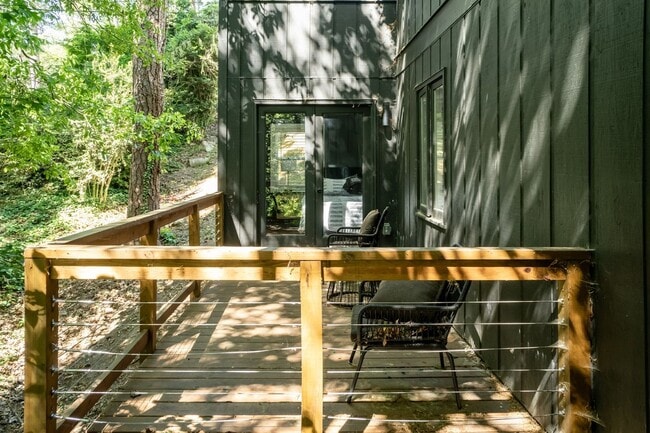 Building Photo - Ultra Modern Three Bedroom Home!