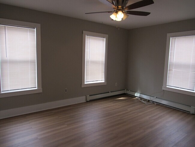 Building Photo - 15 Robillard St