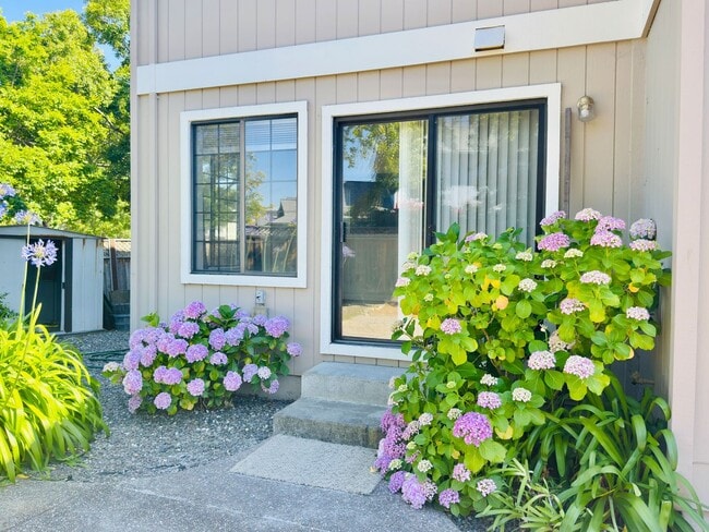 Building Photo - 1537 Yarberry Dr
