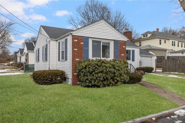 Building Photo - 33 Moorland Ave