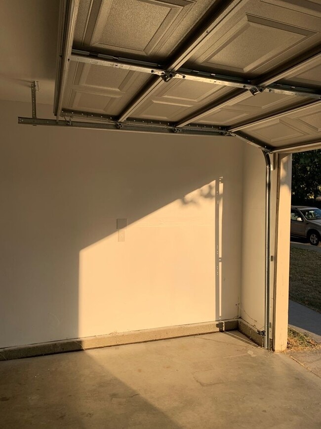 Building Photo - Full remodeled 4 bedroom 3 Bathroom home