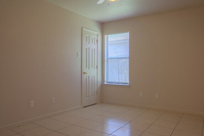 Building Photo - PRICE IMPROVEMENT NOW ONLY $1295!!!!!!