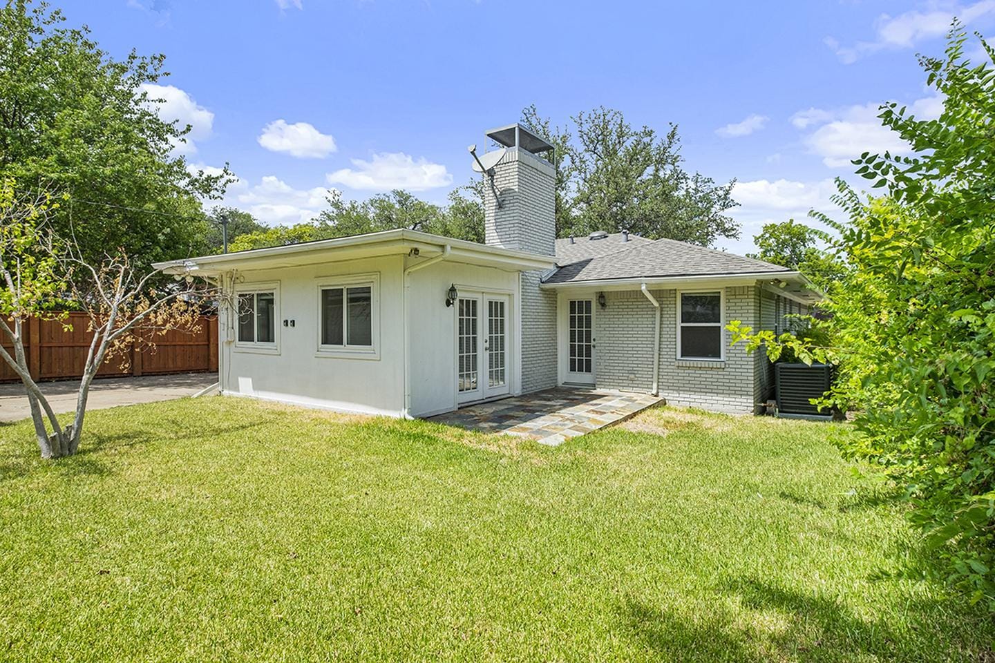 Building Photo - Remarkable Lakewood home steps from Ridgewood Park