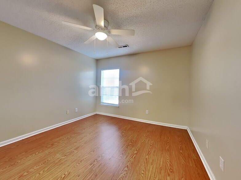 Building Photo - 5018 Thornton Dr