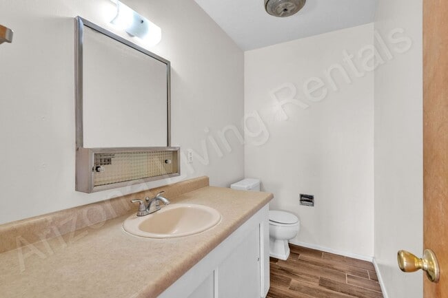 Building Photo - PET FRIENDLY CENTRALLY LOCATED ON ONE ACRE