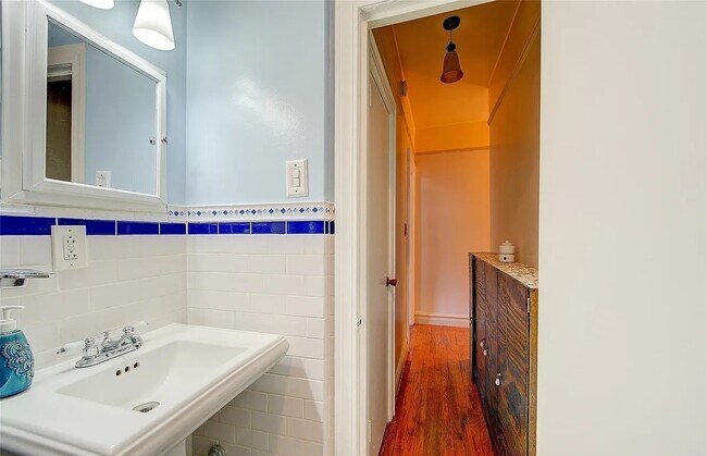 Primary Photo - 76-66 Austin St