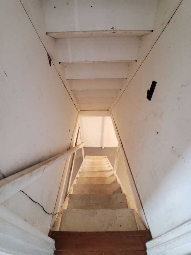 Building Photo - 4 Bedroom 1 Bath Home