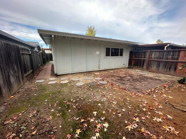 Building Photo - Spacious 2 Bedroom Duplex