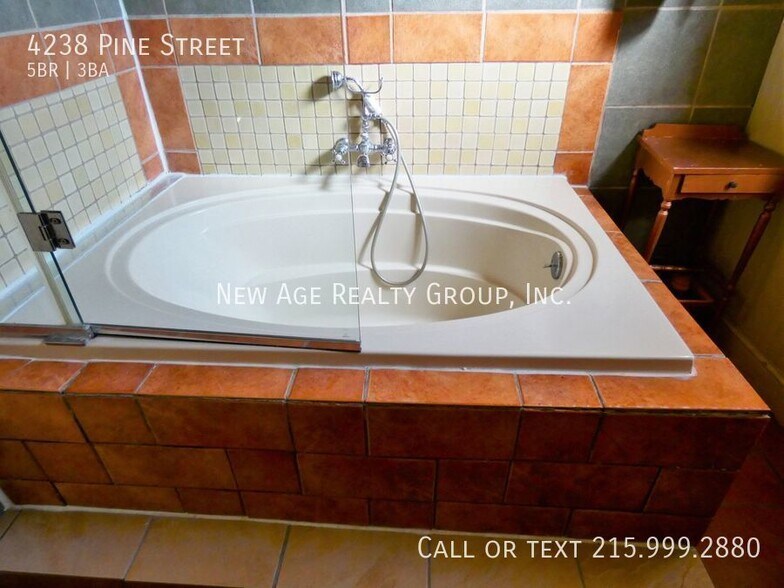 Building Photo - 4238 Pine St