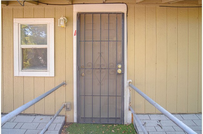 Building Photo - 526 Cooper St