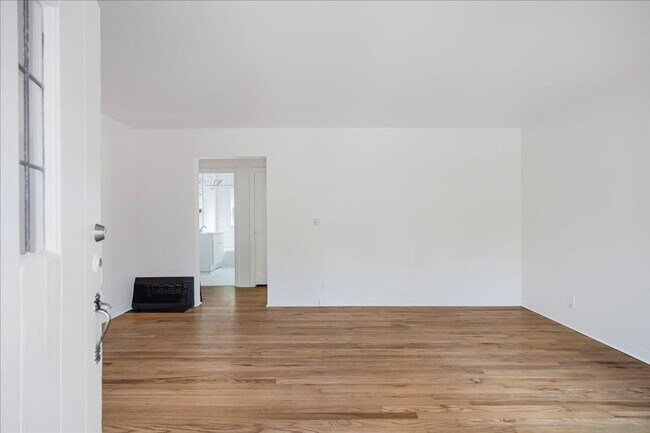 Building Photo - Sweet & Charming 2/1 Home Available Immedi...