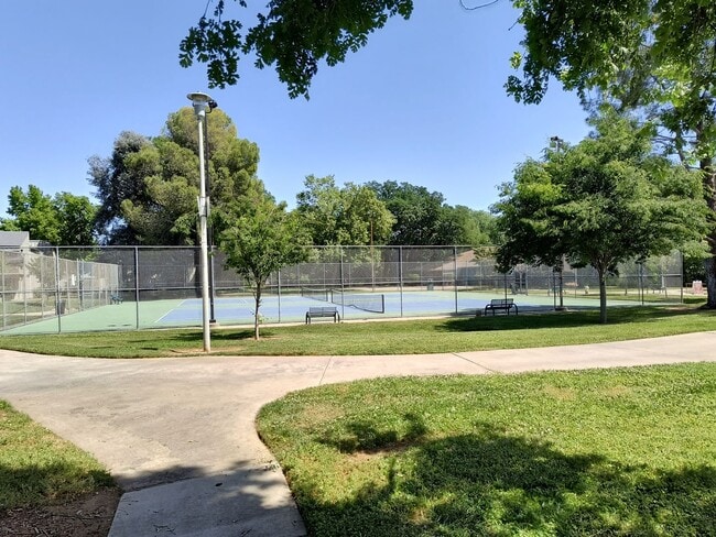 Building Photo - Newley Updated 4 bedroom, 2.5 bathroom Townhome in Citrus Heights!!!