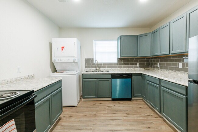 Building Photo - Newly Remodeled Duplex with Modern Touches...