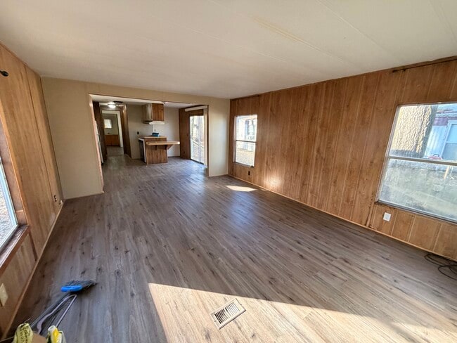 Building Photo - Trailer 9