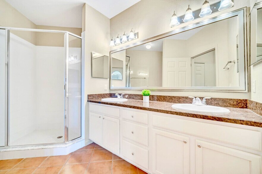 Building Photo - 14200 Avalon Rd