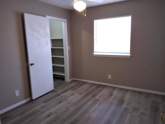 Building Photo - Lovely Duplex in Moore, OK