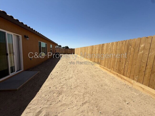 Building Photo - 2208 S Helm Ave