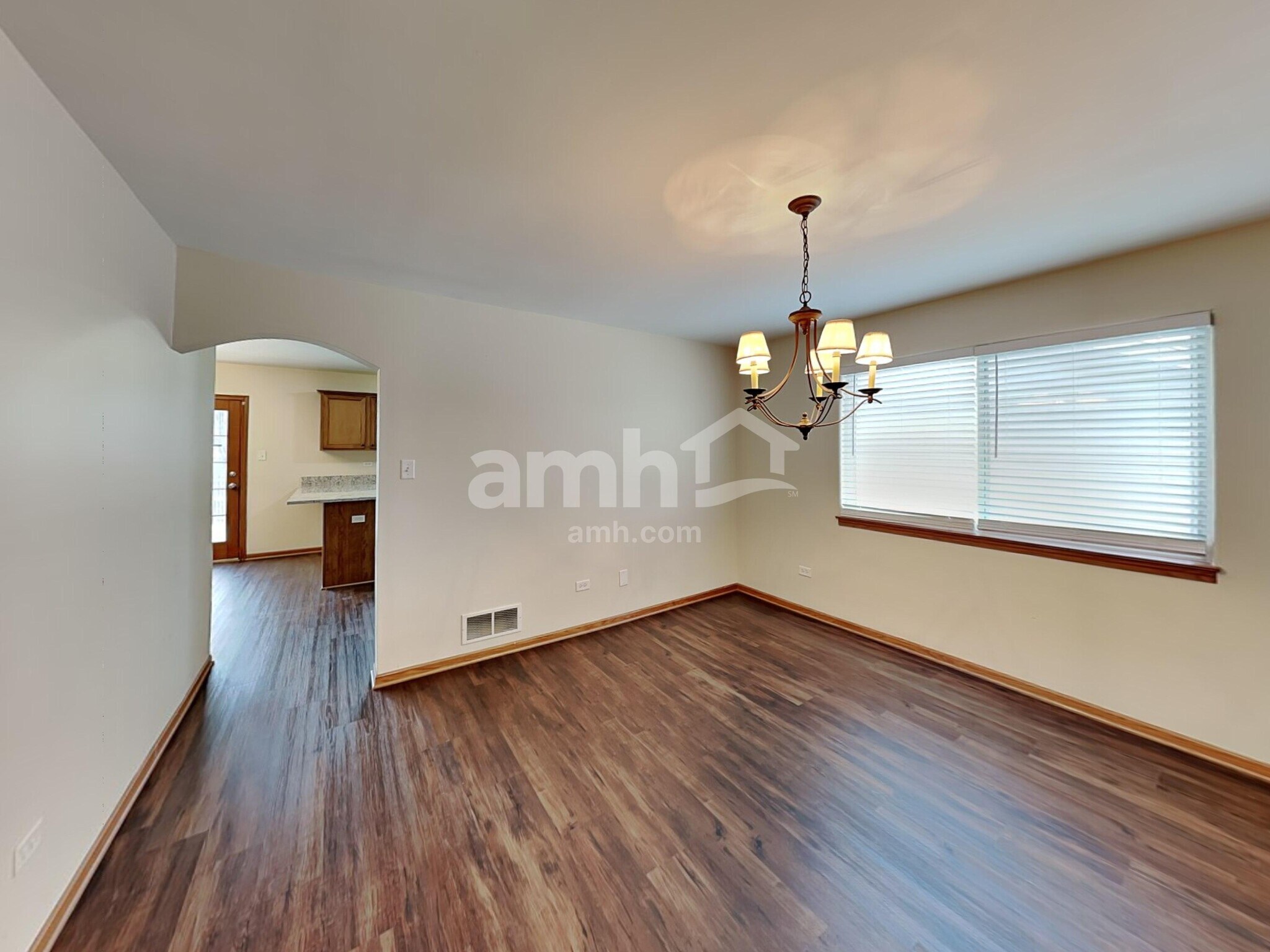 Building Photo - 902 Thorn Creek Dr