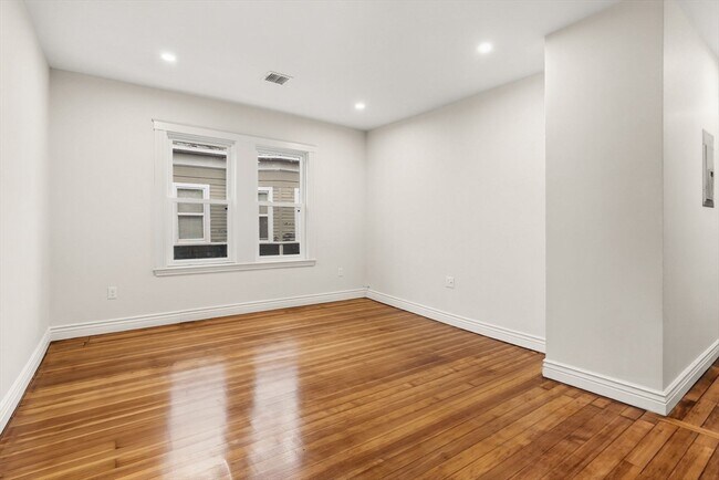 Building Photo - 8 1/2 Intervale St