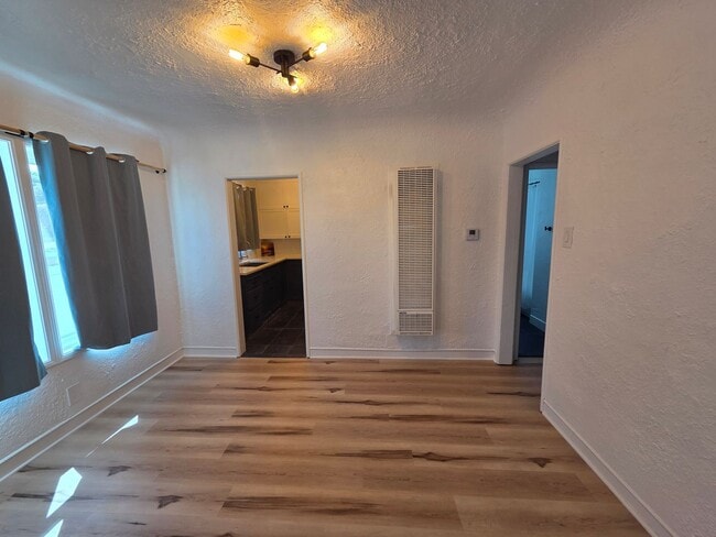 Building Photo - Updated 2 Bedroom 1 Bathroom Mid-town Home