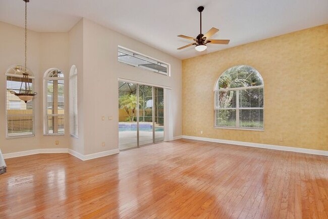 Building Photo - Stunning 4/3 Pool Home with a Bonus Room a...