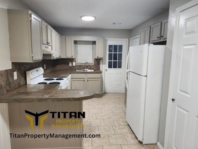 Building Photo - 2bed/2bath End-Unit Apartment with Fenced Yard