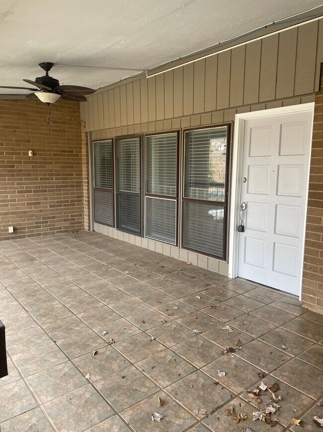 Building Photo - West Knoxville 37923 - 2 bedroom, 2 bath condo - Contact Lisa Vineyard and Shannon Russell (865) ...